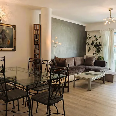 Comfortable 1 Bedroom - Center